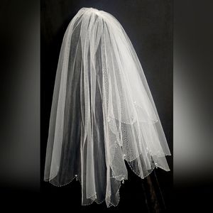 Wedding veil with scalloped edges